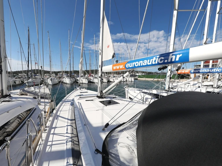 Pronajmout si Bavaria Bavaria C42 v Biograd Na Moru