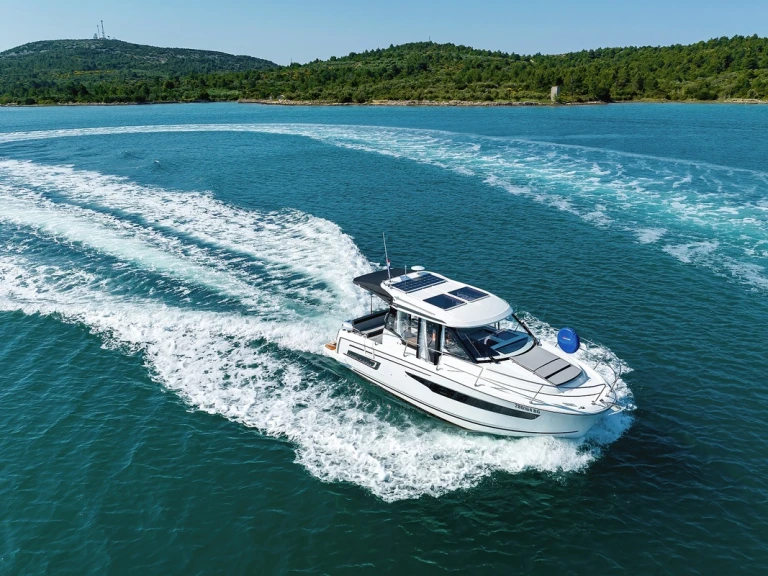 Jeanneau Merry Fisher 895 jednotlivci a charterové společnosti v Biograd Na Moru