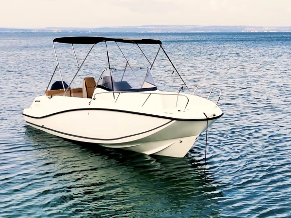 Pronajmout si Quicksilver Activ 675 Open v Marseille