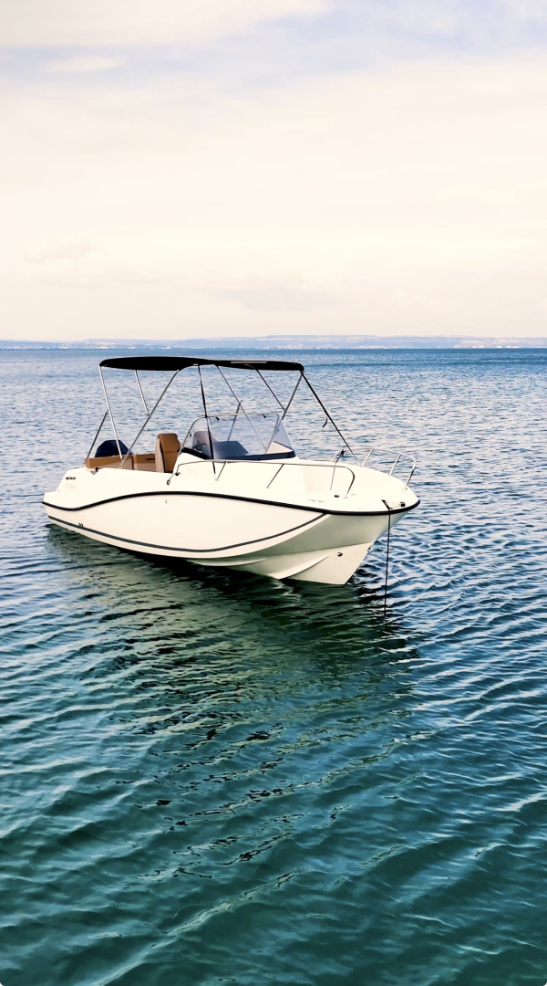 Pronajmout si Quicksilver Activ 675 Open v Marseille