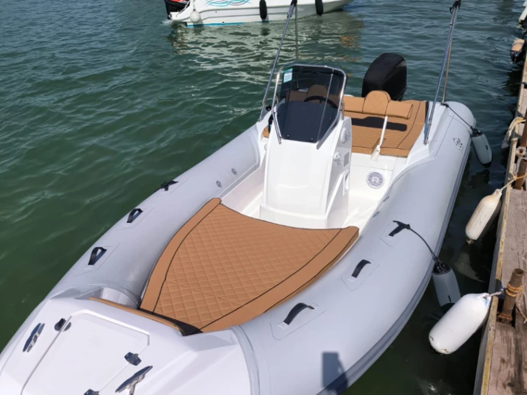Pronájem Polotuhá loď Gemboat s licencí