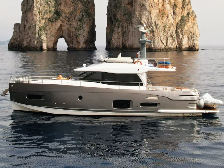 Pronájem Motorová loď v Neapol -Azimut Azimut Magellano 53