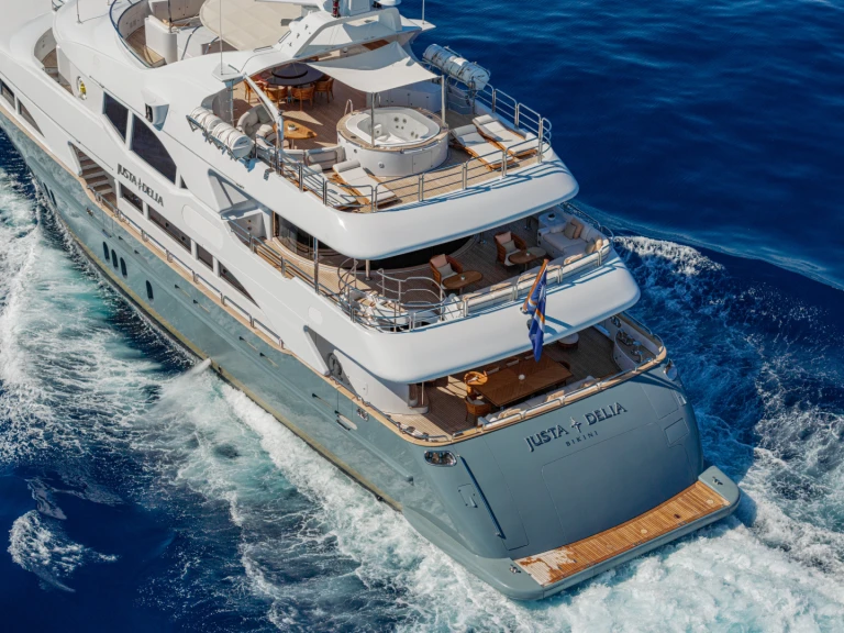 Benetti Vision 145  jednotlivci a charterové společnosti v Atény