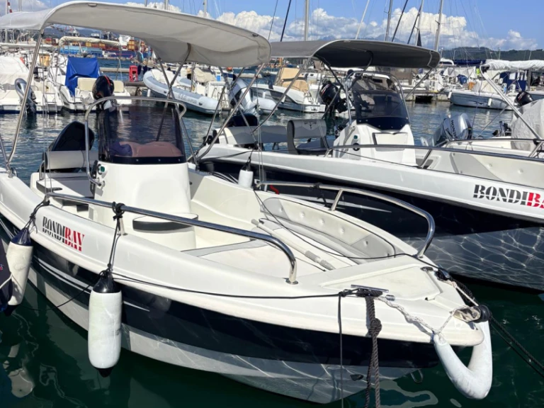 Pronájem Motorová loď Trimarchi s licencí