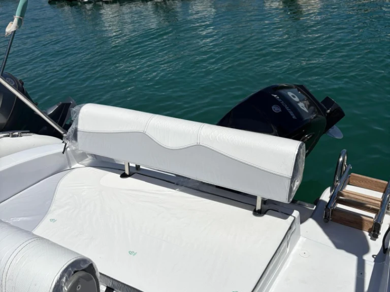 Pronájem Motorová loď Trimarchi s licencí