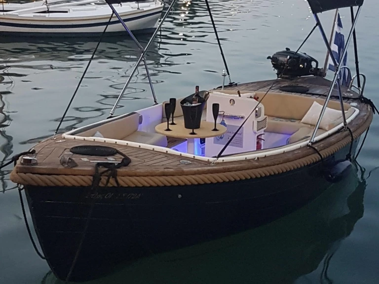 A HELLAS Madalena jednotlivci a charterové společnosti v Faliraki