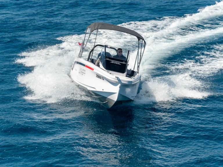 Pronajmout si Axopar 22 Spyder v Trogir