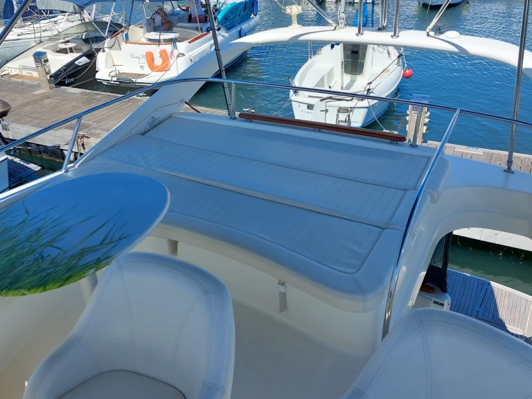 Jeanneau Prestige 36 Fly jednotlivci a charterové společnosti v Vieux Port de Cannes