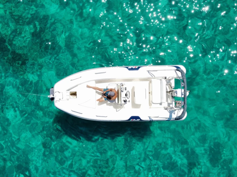 Pronájem lodi Quicksilver Activ 595 Cruiser v Porto San Paolo na Samboatu