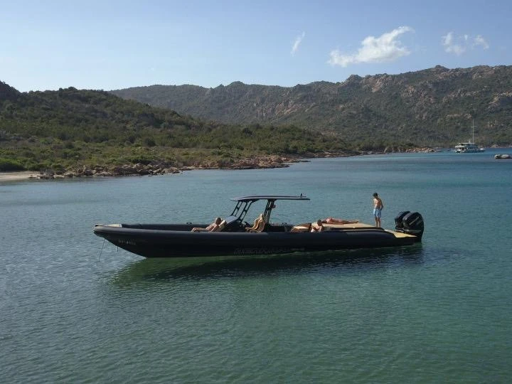 Pronajmout si Bernico Rxp13 v Baie de Figari