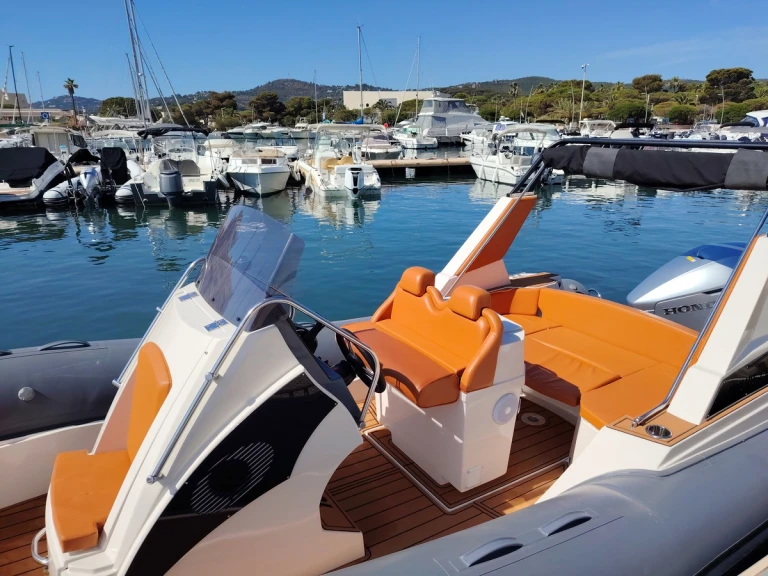 Pronajmout si Tiger 750 TL v Francie