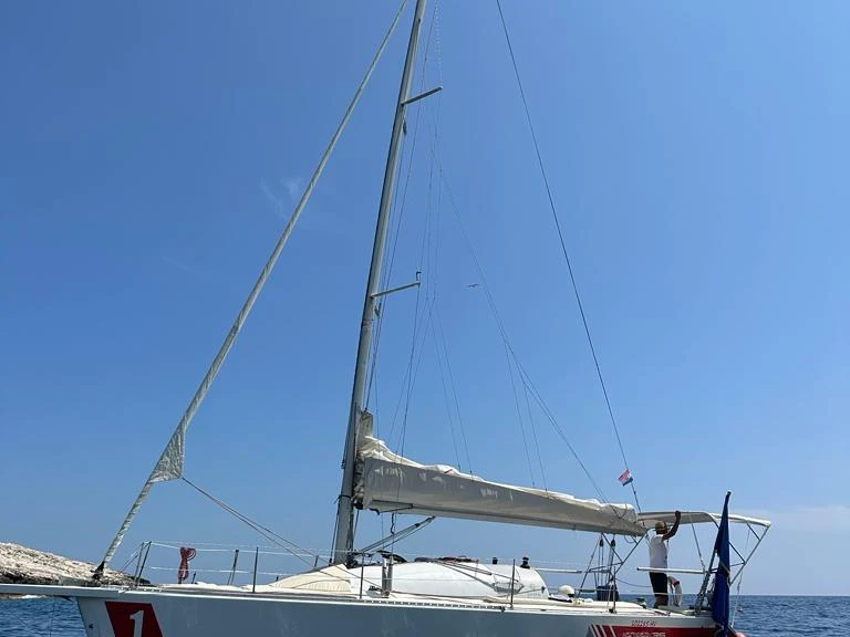 Jeanneau Jod 35 jednotlivci a charterové společnosti v Hvar 