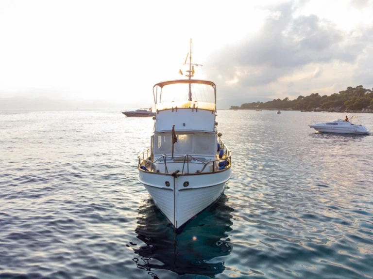 Pronájem lodi Cannes lákavé ceny Grand Banks 36 Classic
