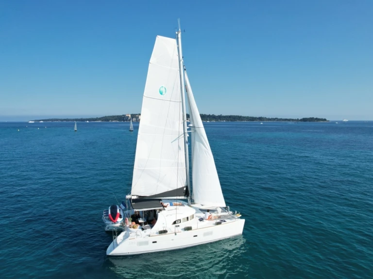 Pronajmout Katamarán se skipperem či ne Lagoon v Cannes