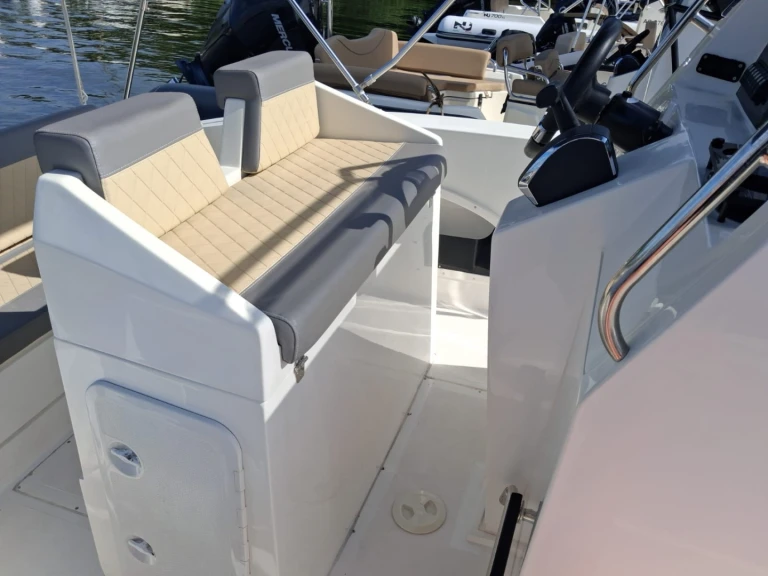 Pronajmout si Nireus CL 620 v Sanguinet