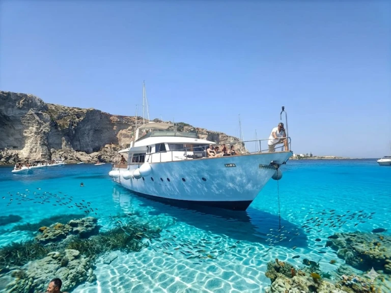 Pronajmout si DeCesari Shalimar IV v Trapani