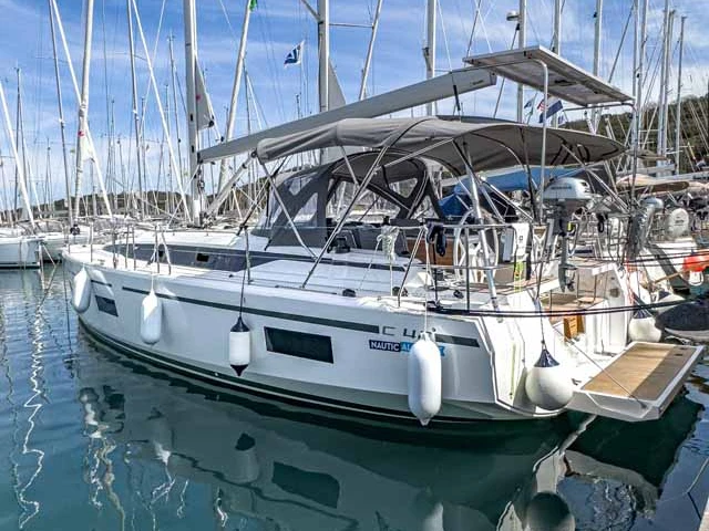 Bavaria Bavaria C42 jednotlivci a charterové společnosti v Trogir