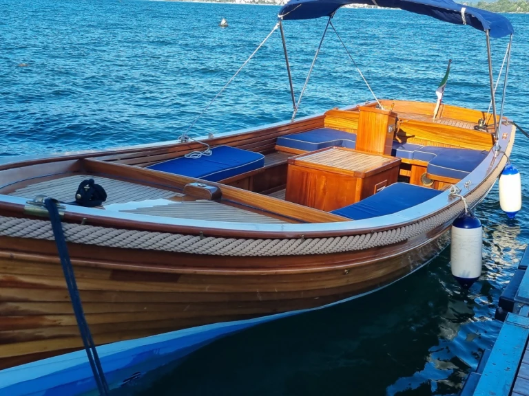 Pronajmout si Custom Classic  v Ghiffa