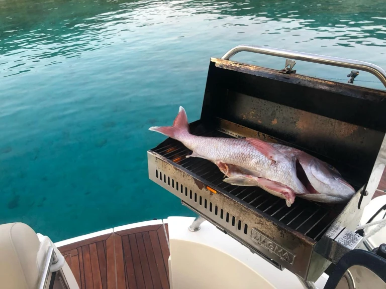 Pronájem lodi Rhodos lákavé ceny Sealine S38
