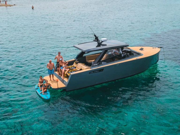 Colnago 38 Cabin jednotlivci a charterové společnosti v Split