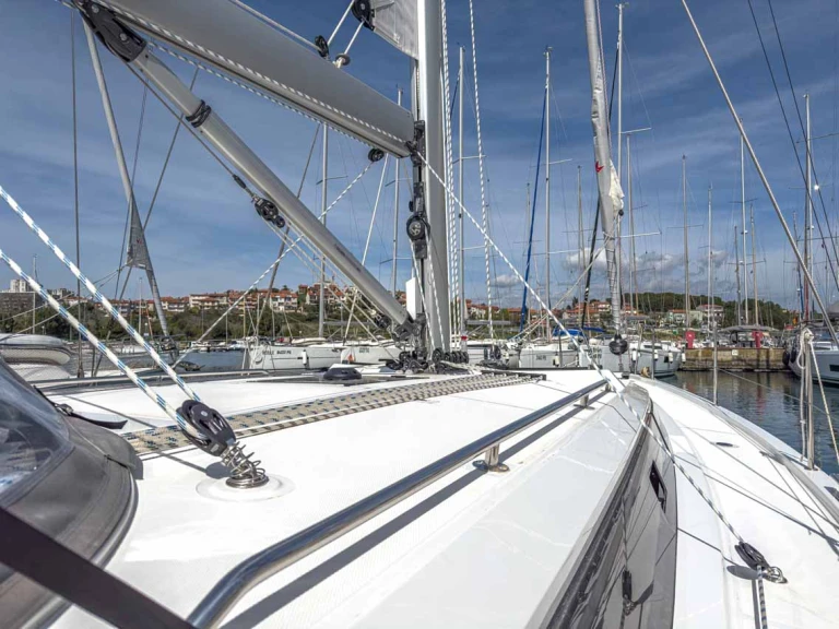 Bavaria Bavaria C42 jednotlivci a charterové společnosti v Trogir