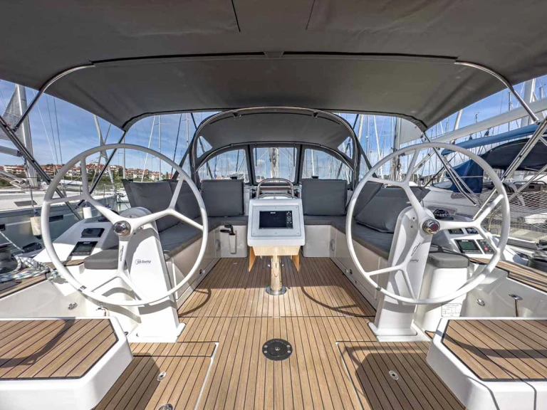 Pronajmout si Bavaria Bavaria C42 v Trogir