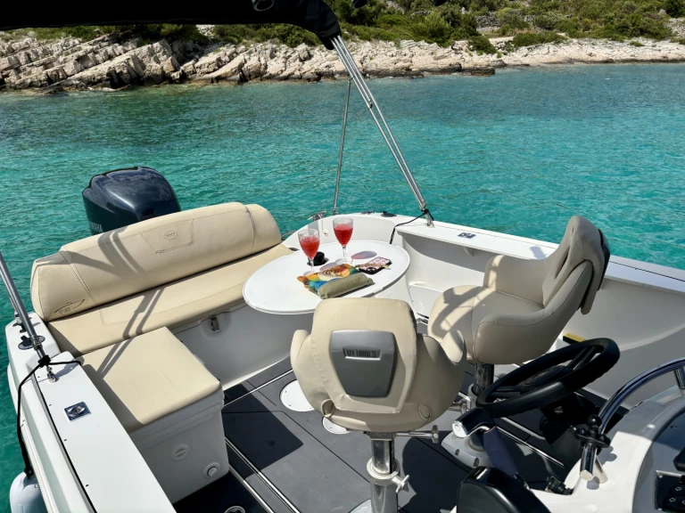 Sessa Marine Sessa Marine Key Largo 20 jednotlivci a charterové společnosti v Trogir