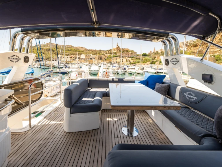 Sunseeker Manhattan 73 jednotlivci a charterové společnosti v San Ġiljan