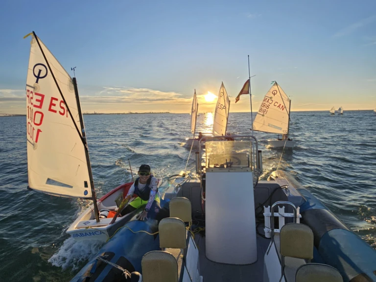 Pronajmout Polotuhá loď se skipperem či ne COBRA RIB v Cádiz