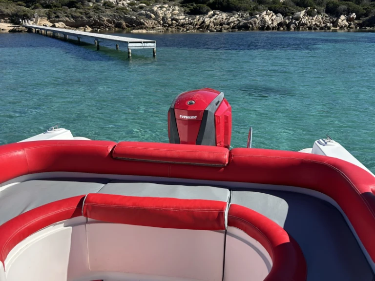 Revenger Revenger 25.5 jednotlivci a charterové společnosti v La Maddalena