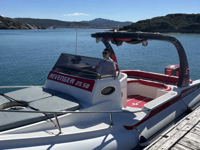 Pronajmout si Revenger Revenger 25.5 v La Maddalena