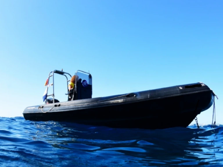 Pronajmout si Zodiac Explorer 640 v Las Galletas
