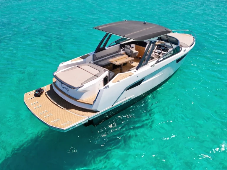 Alfamarine 28 jednotlivci a charterové společnosti v Ibiza Town