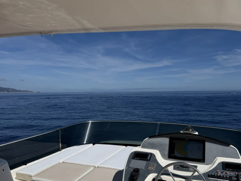 Jachta k pronájmu v Marina Baie des Anges, France za nejlepší cenu
