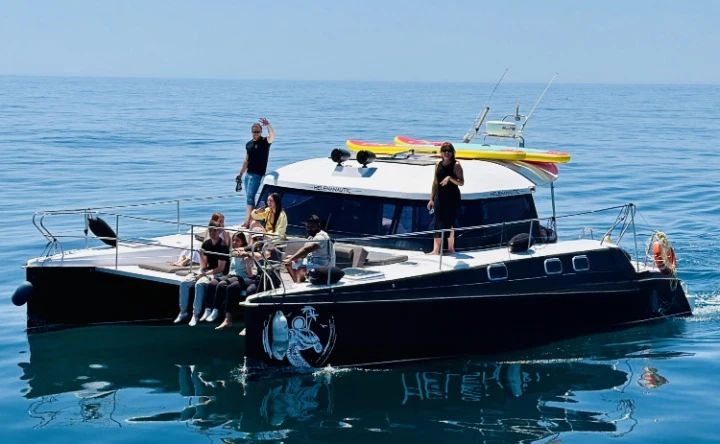 Pronajmout Katamarán se skipperem či ne Aventura v Benalmádena Costa