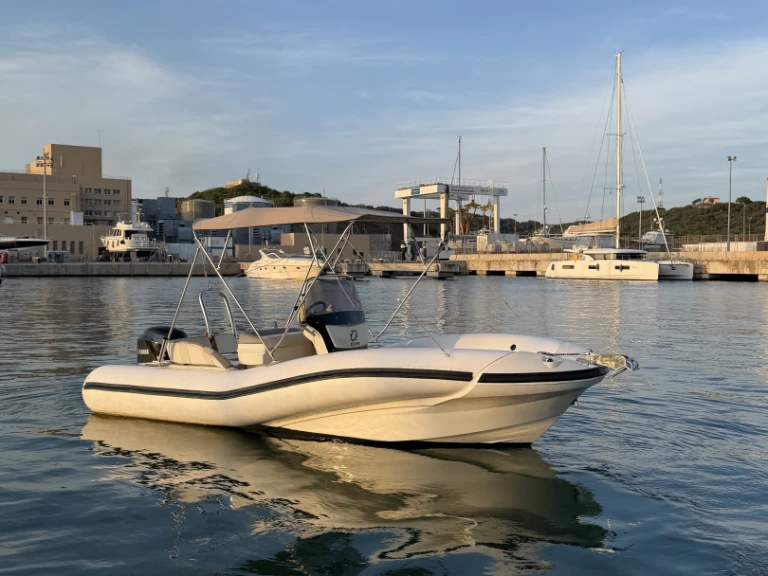 Polotuhá loď k pronájmu v Marina deportiva de Menorca za nejlepší cenu
