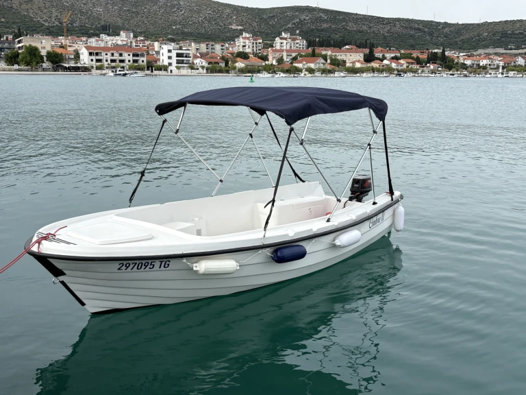 Motorová loď k pronájmu v Trogir za nejlepší cenu