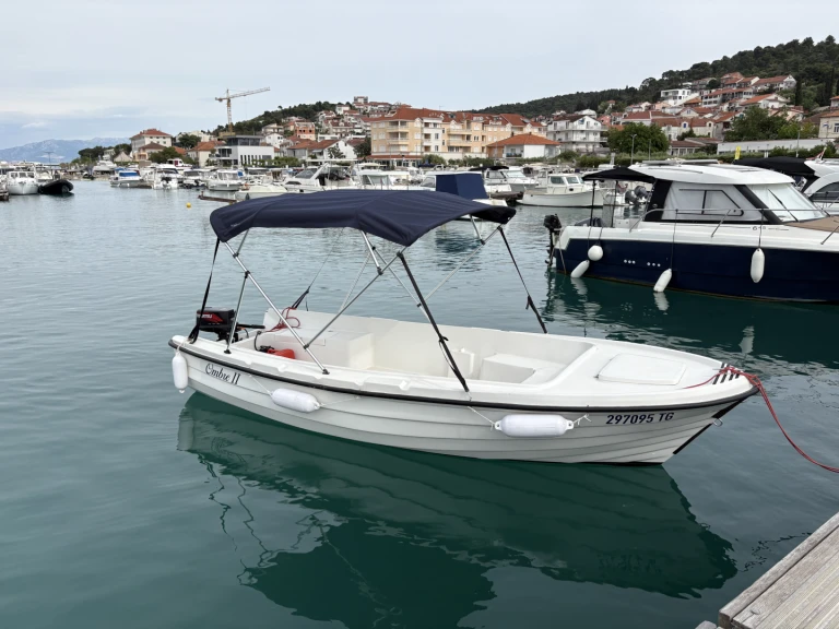 Adria M-Sport 500 Ombre 2 jednotlivci a charterové společnosti v Trogir