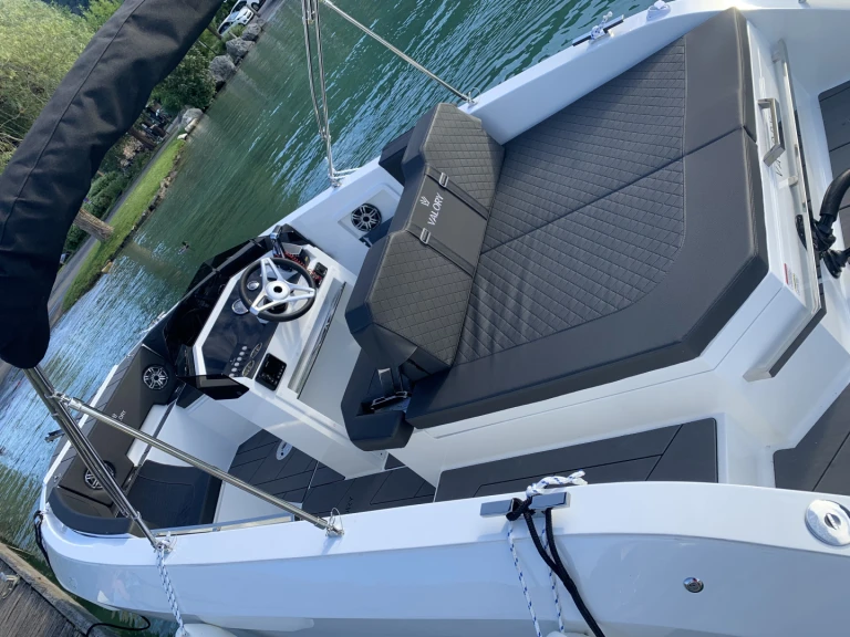Pronájem lodi Valory V620 v Annecy na Samboatu