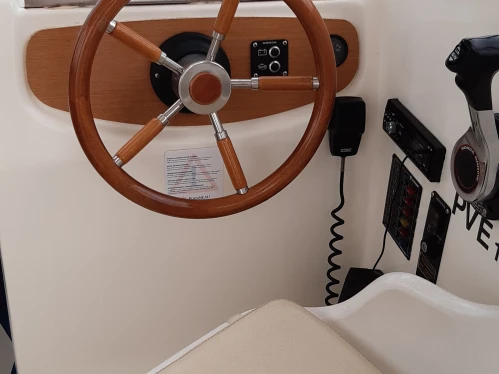 Pronájem lodi Francie lákavé ceny Merry Fisher 650
