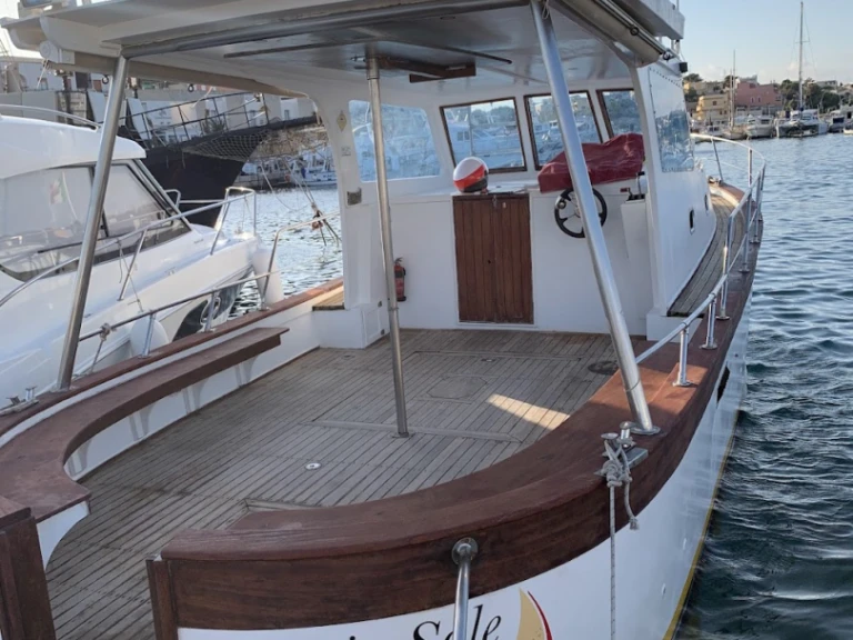 Pronajmout si Gozzo cabinato v Lampedusa
