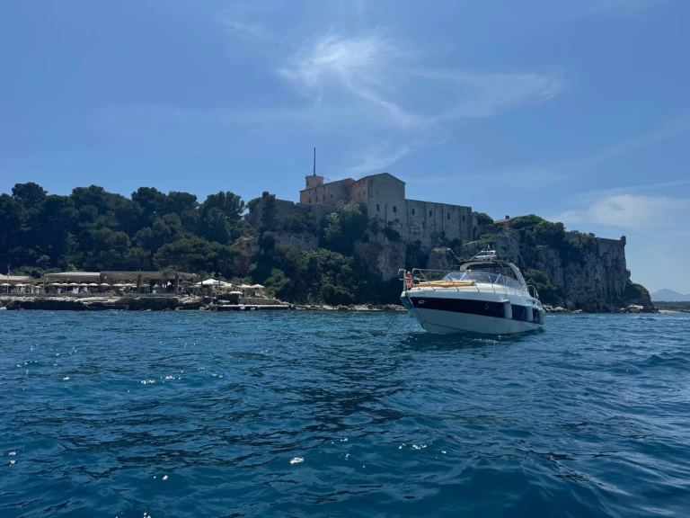 Cranchi Endurance 41 jednotlivci a charterové společnosti v Cannes