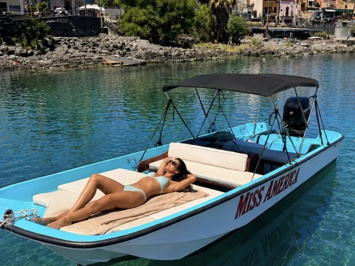Boston Whaler Boston Whaler 17 jednotlivci a charterové společnosti v Aci Trezza