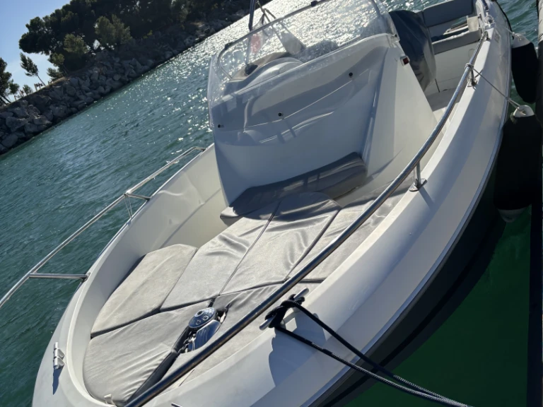 Pronajmout Motorová loď se skipperem či ne Bénéteau v Marseille