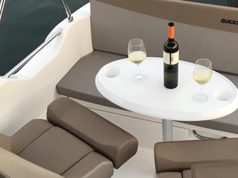 Pronajmout si Quicksilver Quicksilver 605 Sundeck v Cannes