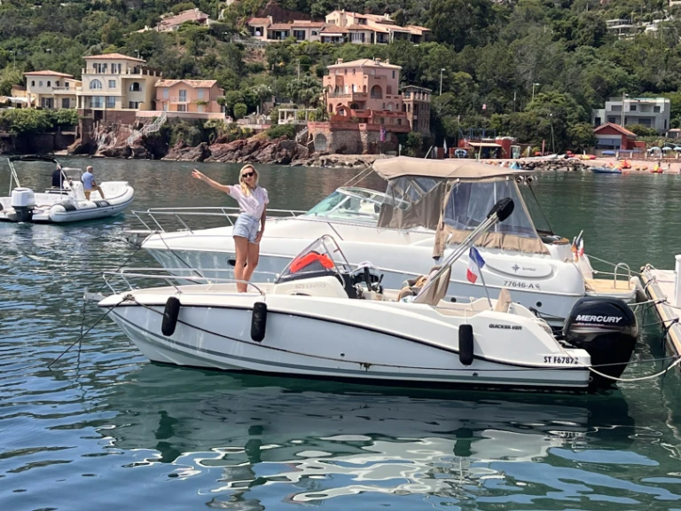 Pronájem lodi Cannes lákavé ceny Quicksilver 605 Sundeck