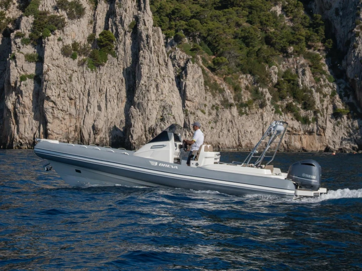 Pronájem lodi Sorrento lákavé ceny BREVA 800