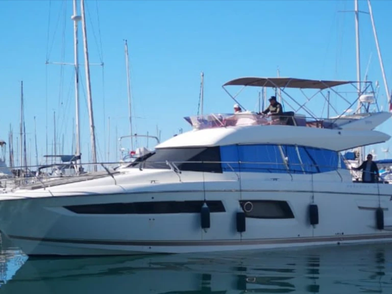 Pronájem lodi Cannes lákavé ceny Prestige 500 Fly