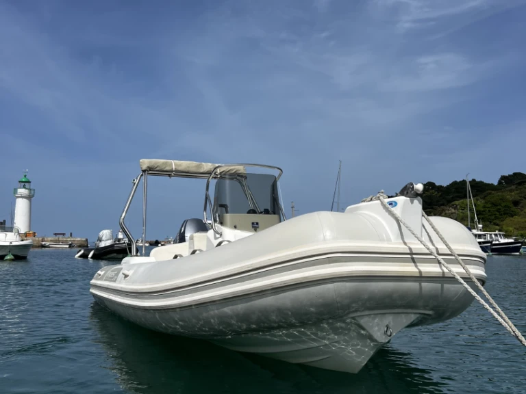 Pronájem Polotuhá loď v Sauzon -Capelli Tempest 570