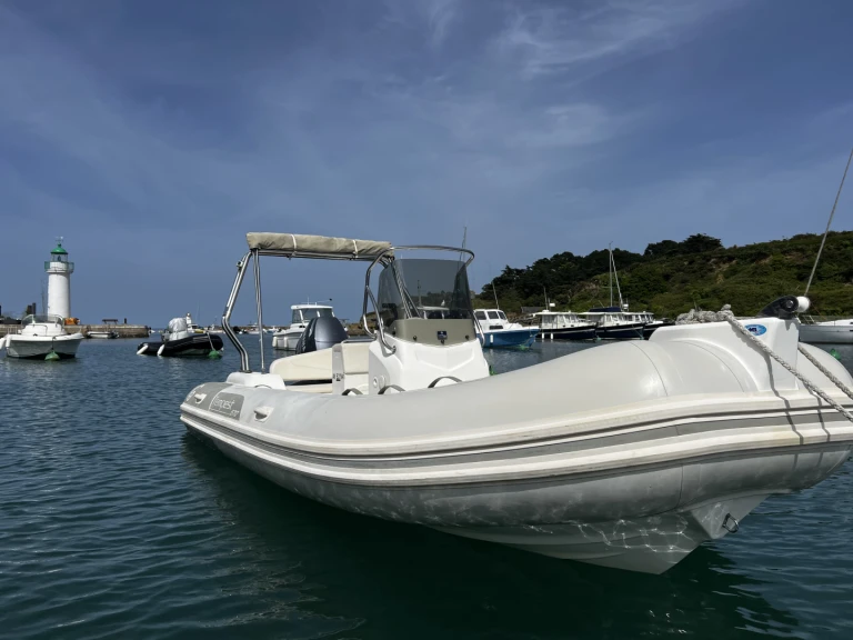 Pronájem lodi Capelli Tempest 570 v Sauzon na Samboatu
